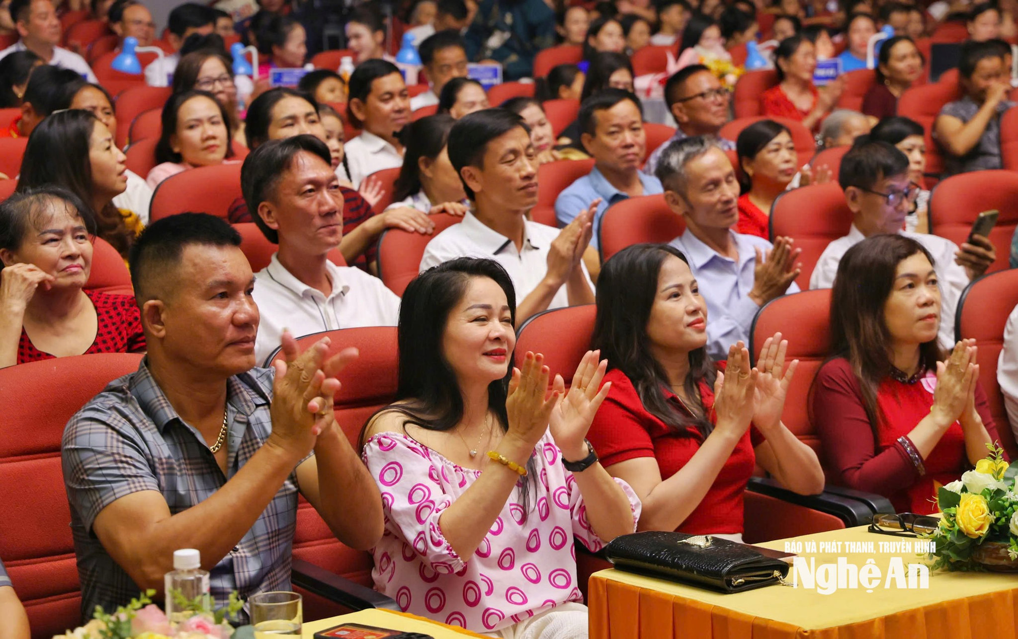 kh&aacute;n giả