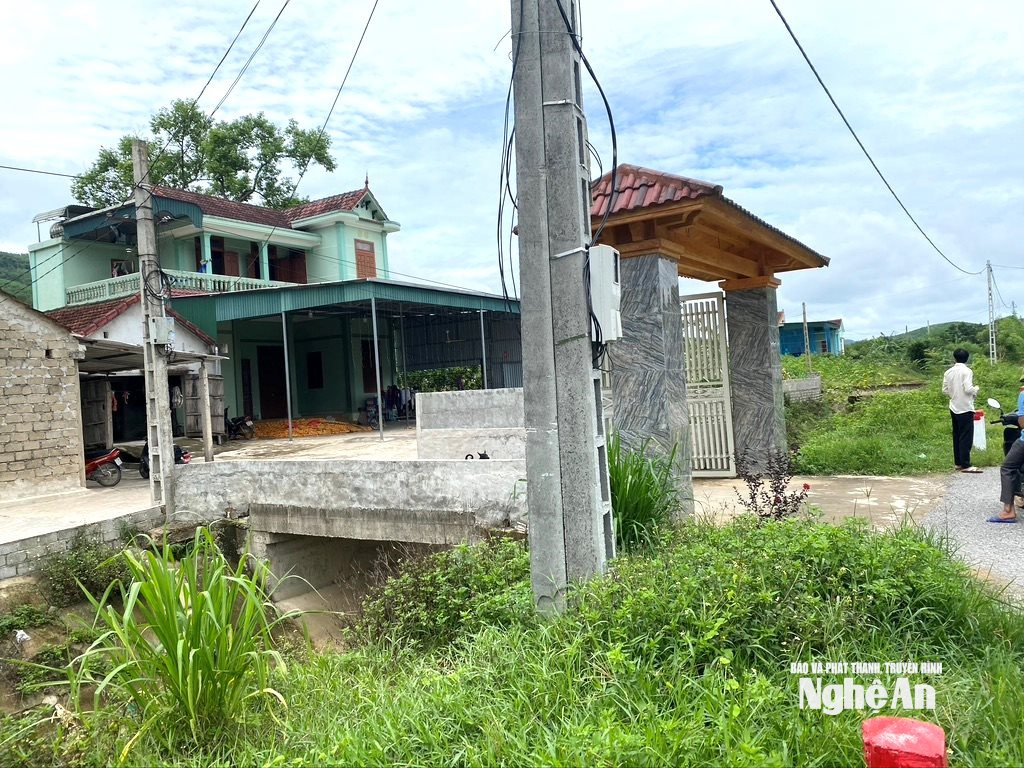 Một hộ dân xây cầu và cổng lấn chiếm trên kênh Khe Thần ở xã Quỳnh Tam. Ảnh Văn Trường