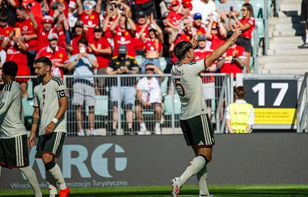 Harry Maguire đánh đầu ghi bàn nhưng mắc lỗi vị trí phòng ngự