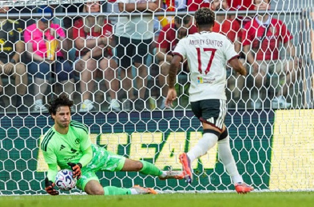 Thủ môn Senne Lammens trong trận gặp AC Milan