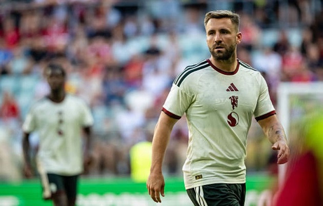 Luke Shaw gặp nhiều khó khăn khi đối đầu Chukwueze bên phía AC Milan