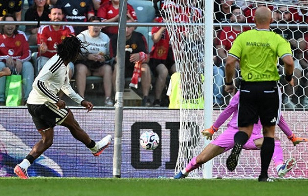 Patrick Dorgu tỏa sáng rực rỡ trong trận gặp AC Milan