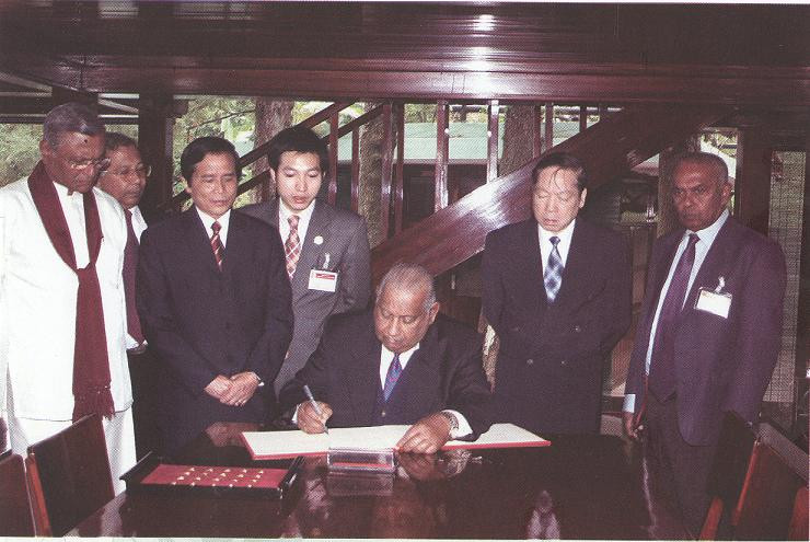Thủ tướng Sri Lanka Ratnasiri lưu bút tại Khu di tích Hồ Chí Minh tại Phủ Chủ tịch,
