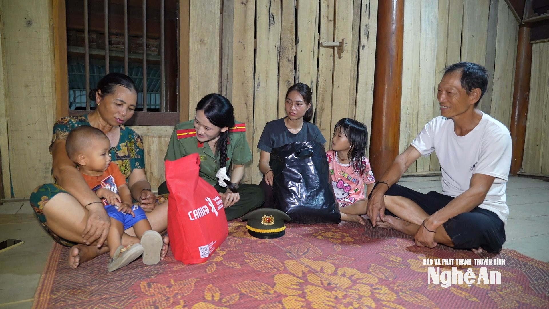 Lương Thị Hiếu trao quà cho bà con xóm Môn Sơn, xã Nghĩa Hành. Ảnh Đình Tuyên