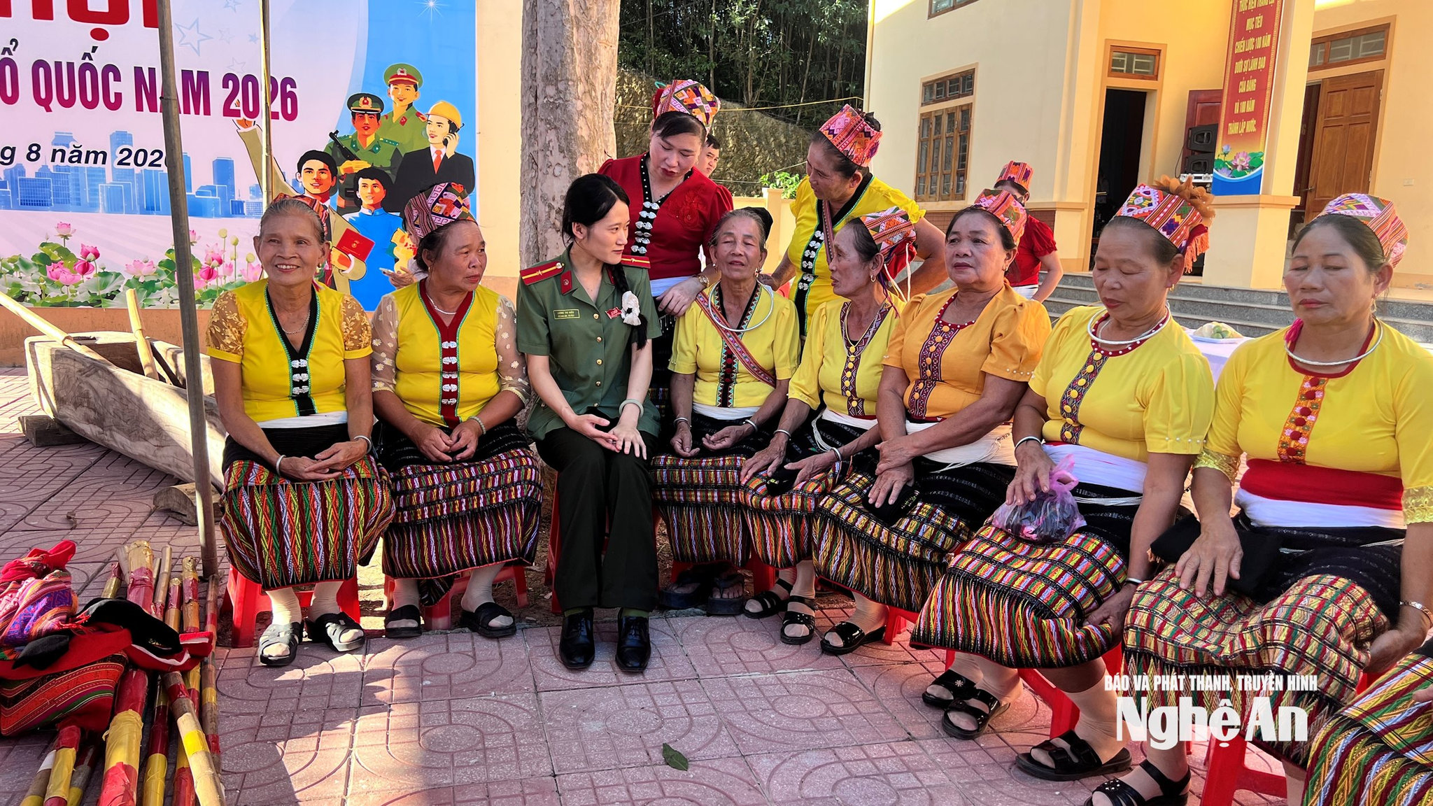 Thiếu úy Lương Thị Hiếu trong ngày hội toàn dân bảo vệ an ninh tổ quốc tại xã Nghĩa Hành. Ảnh Ngọc Dũng