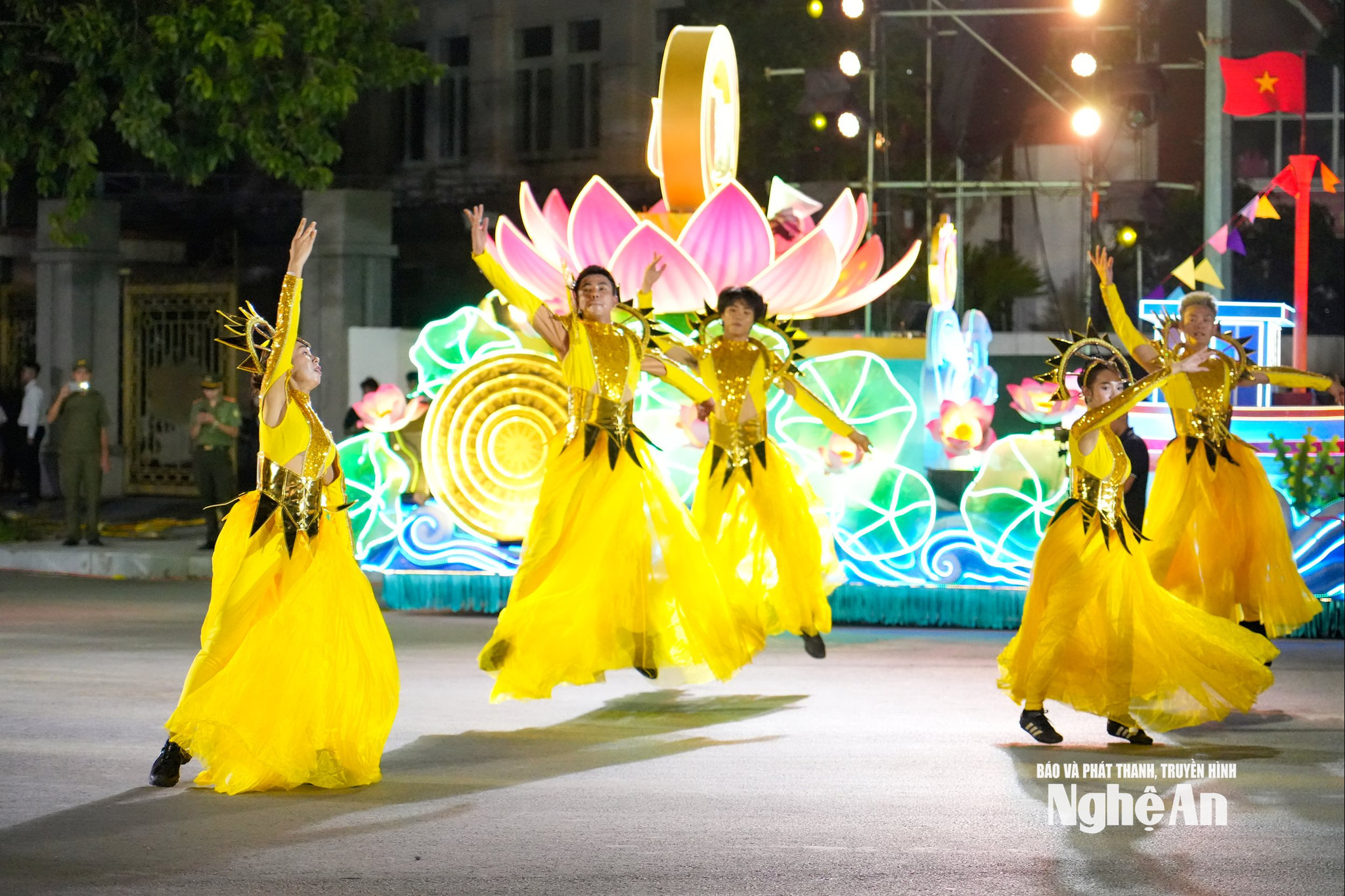Tốp Hoa Hướng Dương trong sắc vàng rực rỡ tạo thêm một lớp màu cho đêm tổng duyệt. Theo kịch bản, hình tượng Hoa Hướng Dương tượng trưng cho tinh thần lạc quan và nguồn năng lượng hướng tới tương lai.