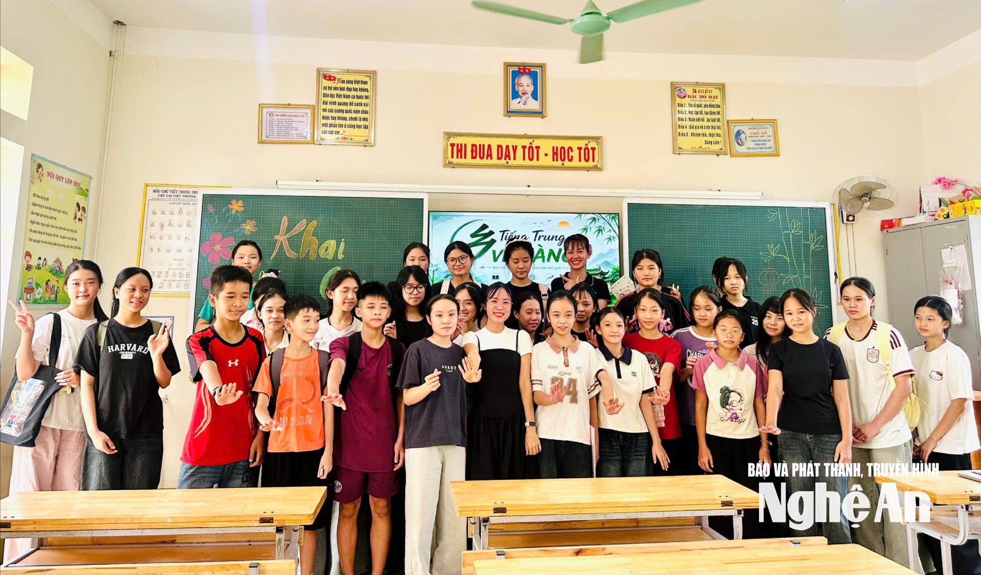 huyen-va-cac-hoc-sinh-trong-buoi-khai-giang-du-an-tieng-trung-ve-lang.-anh-mh.jpg