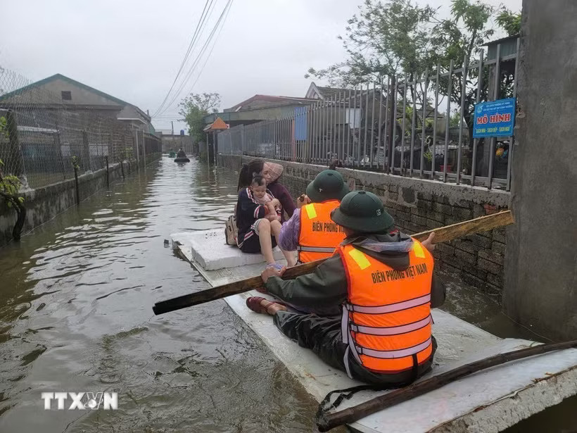 Bộ đội Biên phòng Hà Tĩnh hỗ trợ di dời người dân ra khỏi vùng ngập lụt. (Ảnh minh họa. Hoàng Ngà/TTXVN)