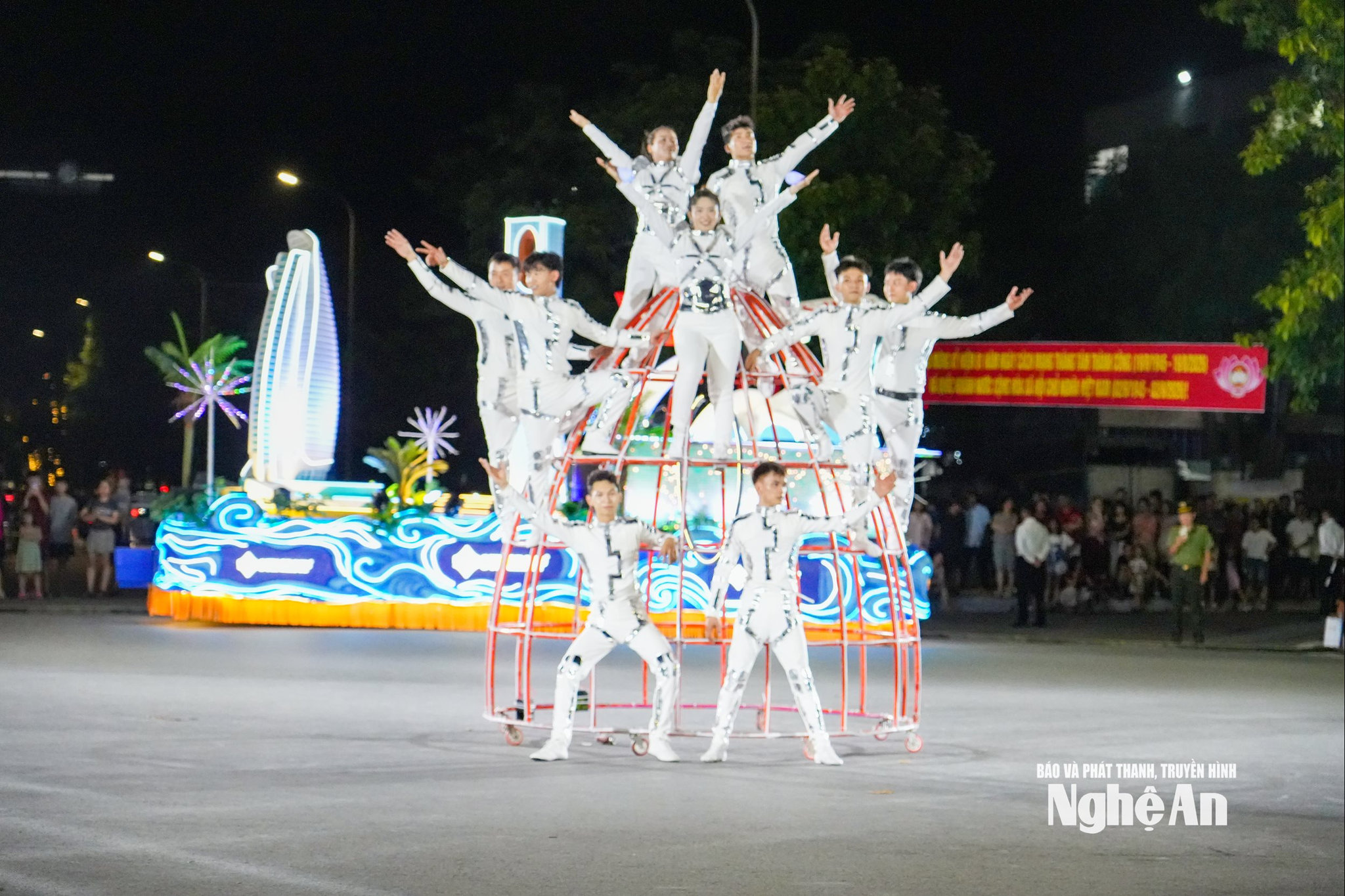 Nghệ thuật xiếc là một trong những lớp diễn của Carnival Nghệ An 2026. Các màn biểu diễn được bố trí ngay trên đường phố, đưa nghệ sĩ đến gần với người xem thay vì bó hẹp trong không gian sân khấu. Kịch bản chương trình còn có tun