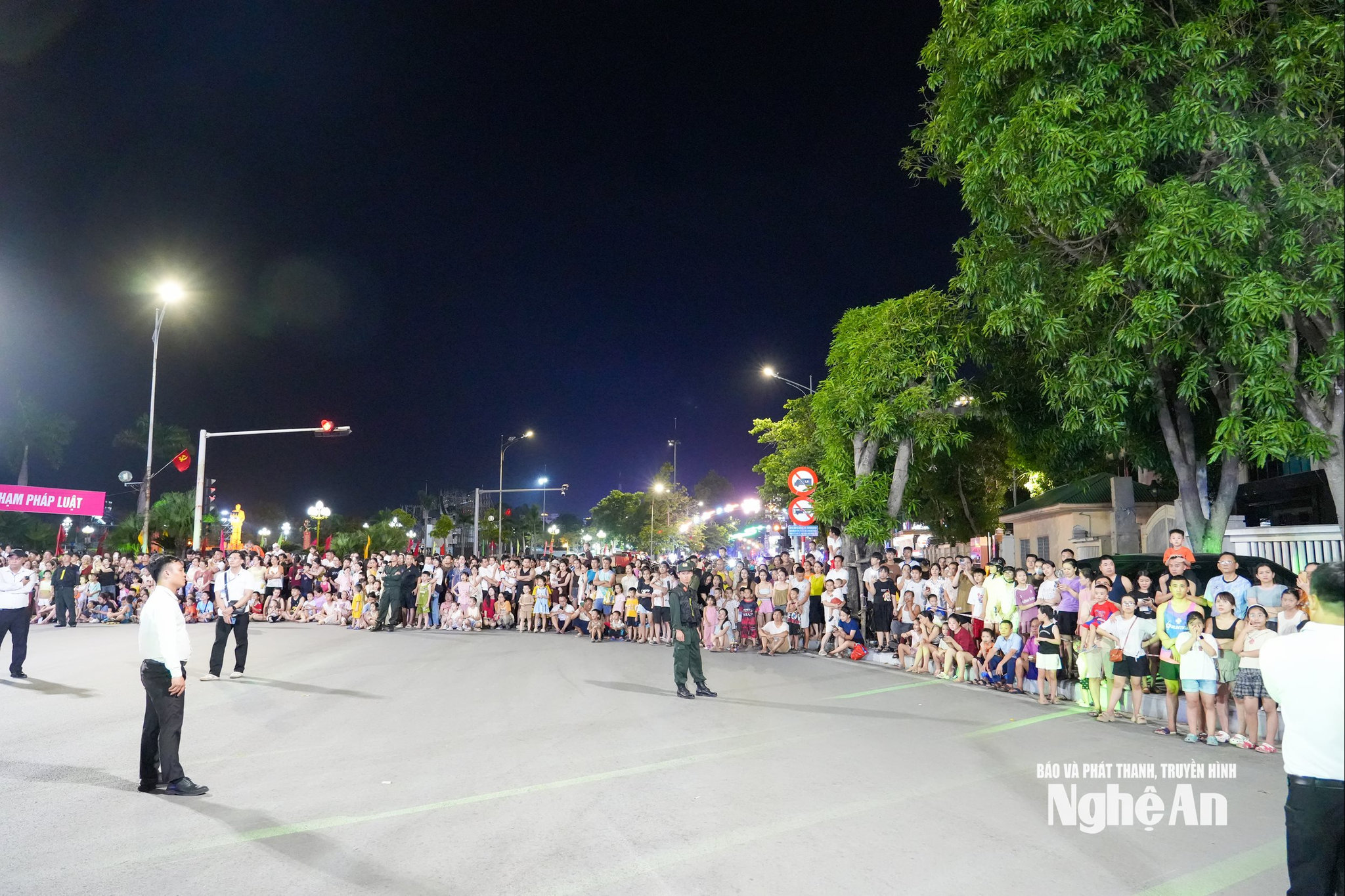 Đông đảo người dân tập trung dọc tuyến đường Trường Thi theo dõi buổi tổng duyệt. Sự tương tác gần giữa nghệ sĩ và khán giả cũng là một trong những đặc trưng được nhấn mạnh trong kịch bản Carnival Nghệ An 2026.