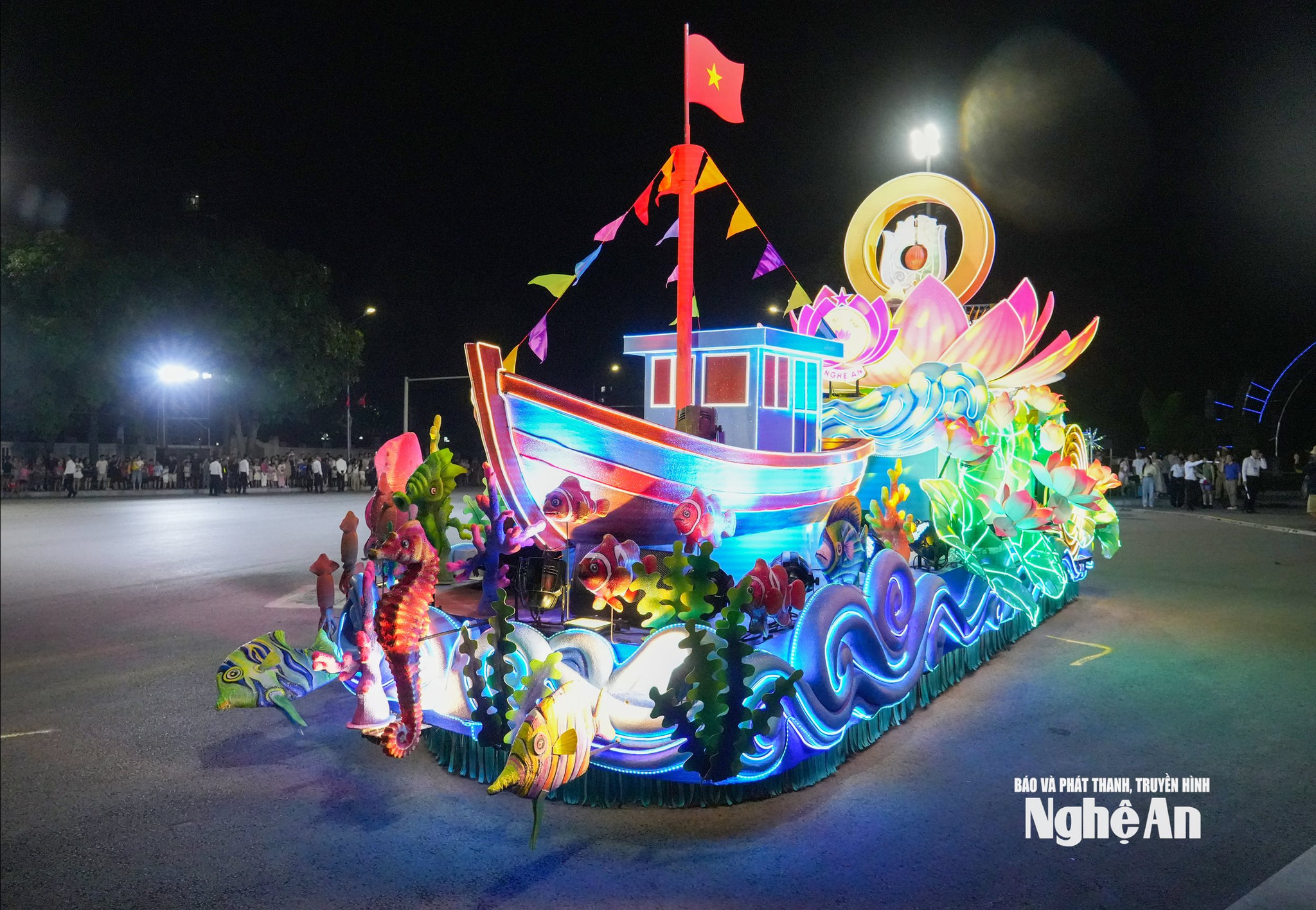 Xe mô hình “Nghệ An - Cửa Lò Rực rỡ sắc sen hồng” nổi bật với hình ảnh chiếc thuyền câu truyền thống, lá cờ Tổ quốc, sóng biển và đóa sen hồng - những hình ảnh gợi nhắc vùng đất xứ Nghệ.