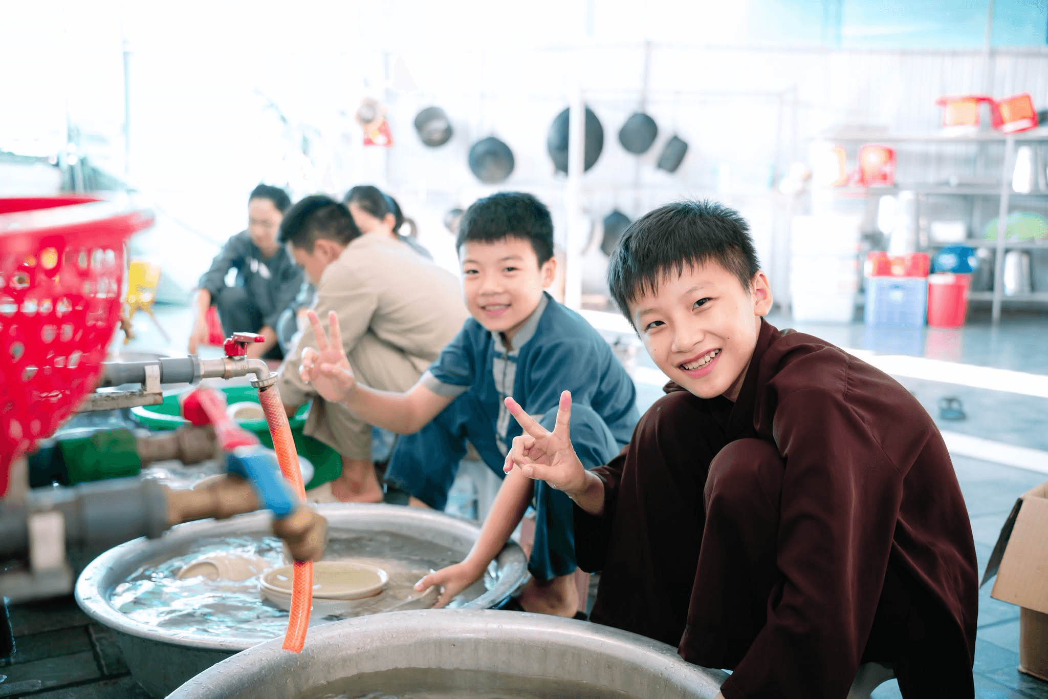 Nhiều bạn nhỏ được bố mẹ cho tham gia phục vụ công tác tổ chức Vu Lan tại chùa. Ảnh: NVCC