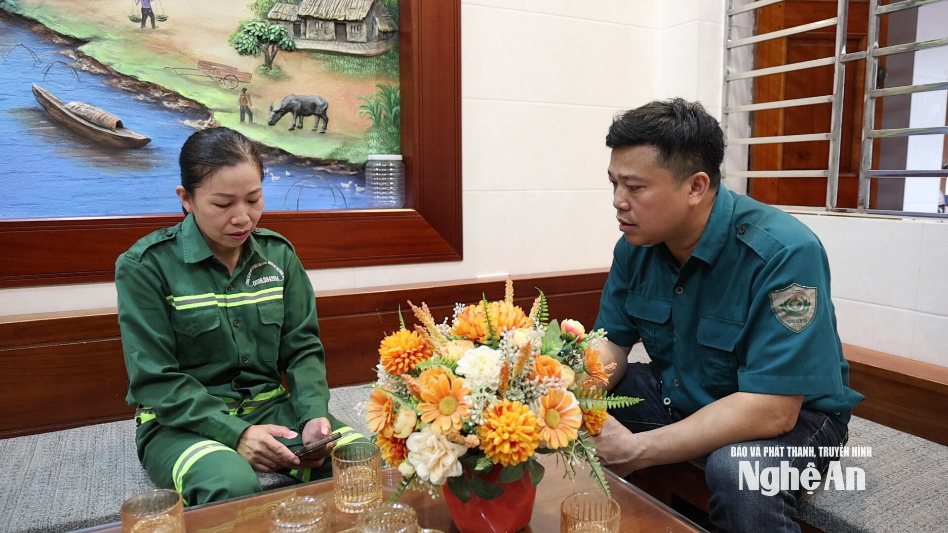 Người lao động tính toán chi tiêu trước sự leo thang của giá cả. Ảnh: Kim Hoa