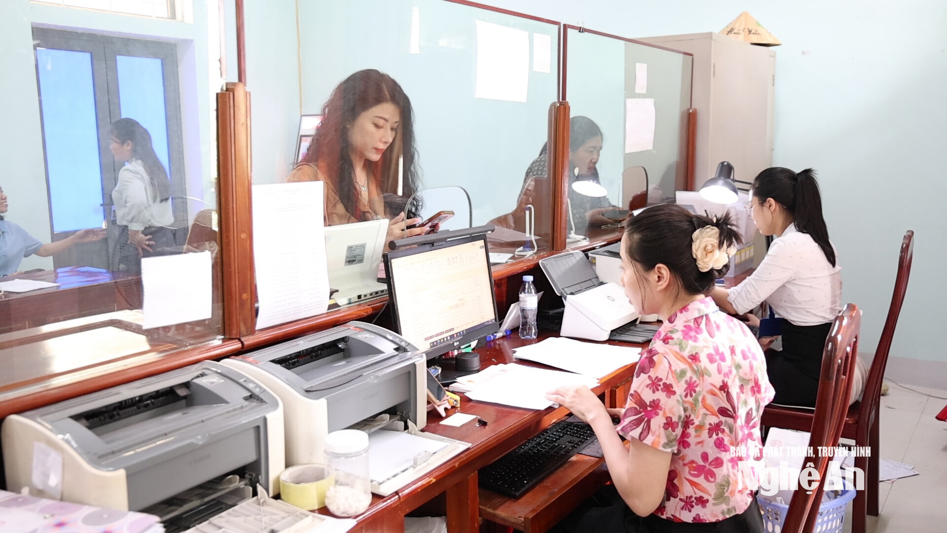 Đội ngũ công chức được điều chỉnh tăng mức lương cơ sở từ 2,34 triệu đồng lên 2,53 triệu đồng/tháng. Ảnh: Kim Hoa