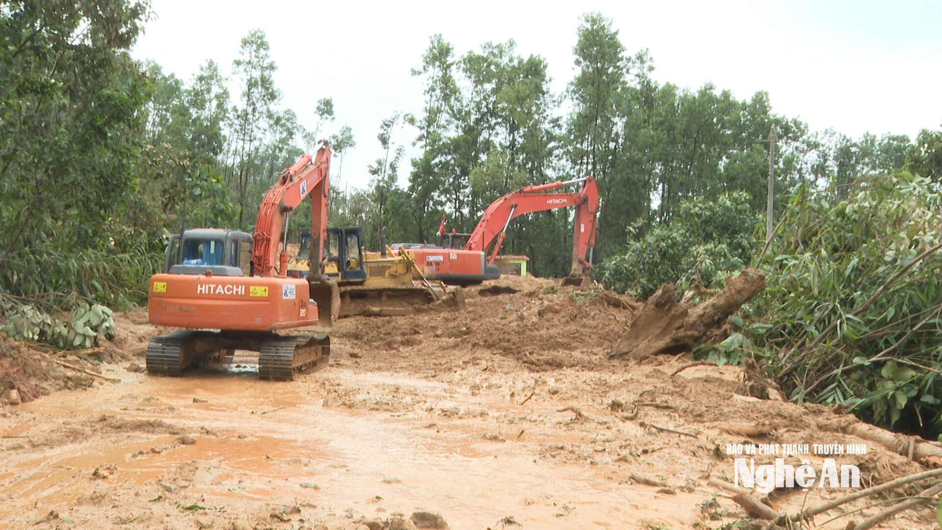Lực lượng máy múc tiếp tục mở đường vào Nhà máy Thủy điện Rào Trăng 3. Ảnh Lê Thắng