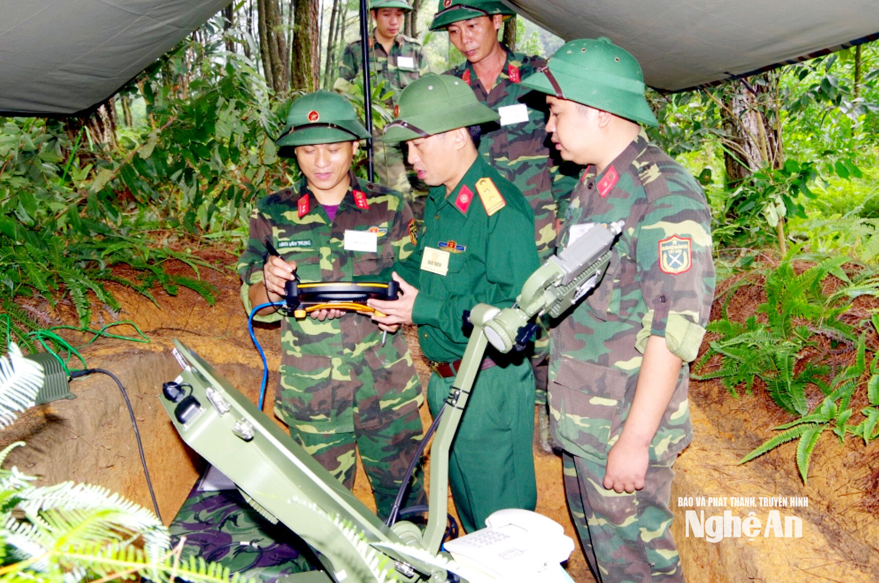 bna_thuong-uy-dinh-van-trung-ngoai-cung-ben-trai-luon-bao-dam-thong-tin-lien-lac-thong-suot-trong-moi-nhiem-vu.-anh-ngoc-thang.jpg
