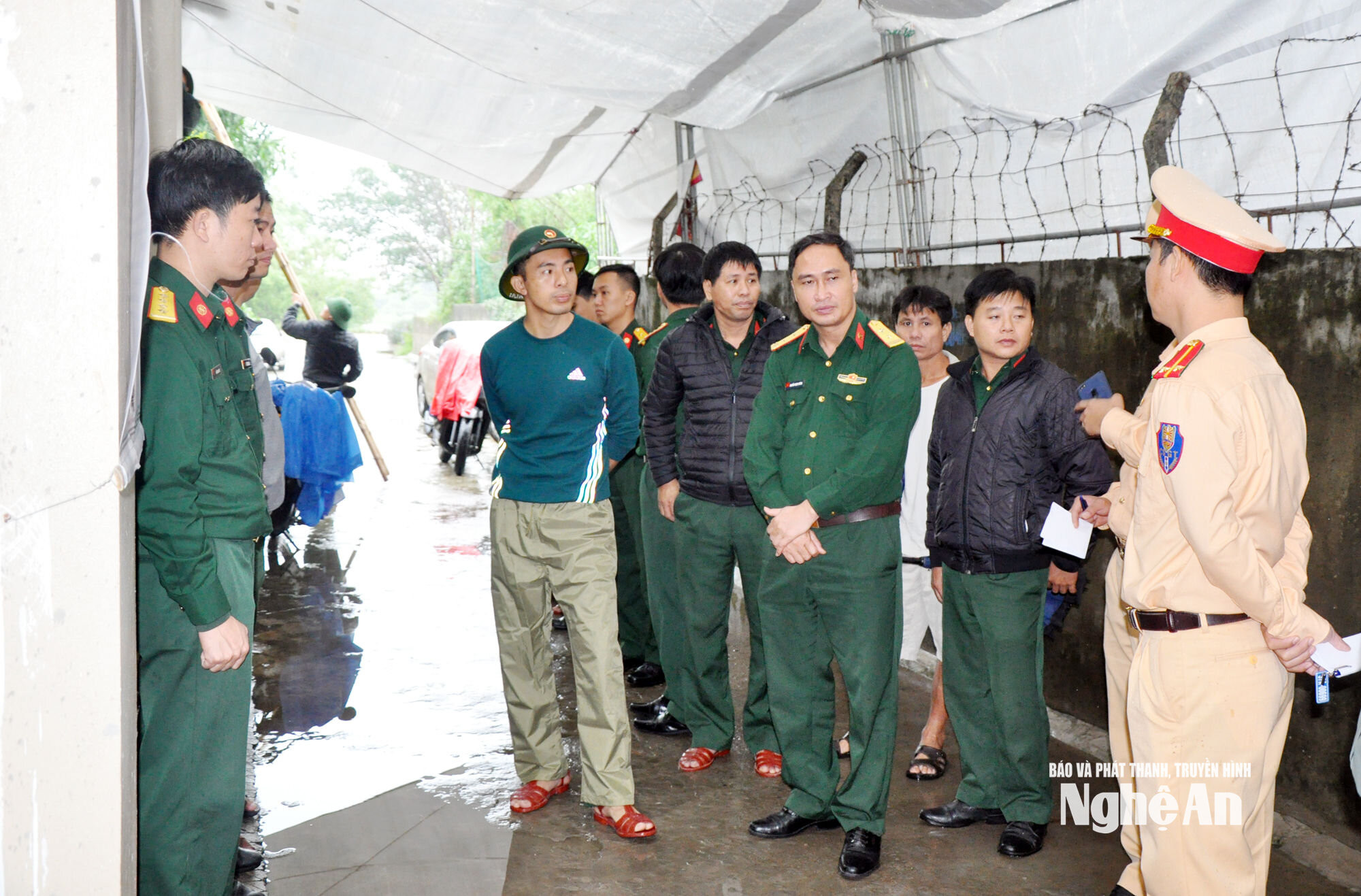 Đồng đội đến động viên, giúp đỡ công việc cho gia đình Đại úy Đinh Văn Trung. Ảnh Công Kiên