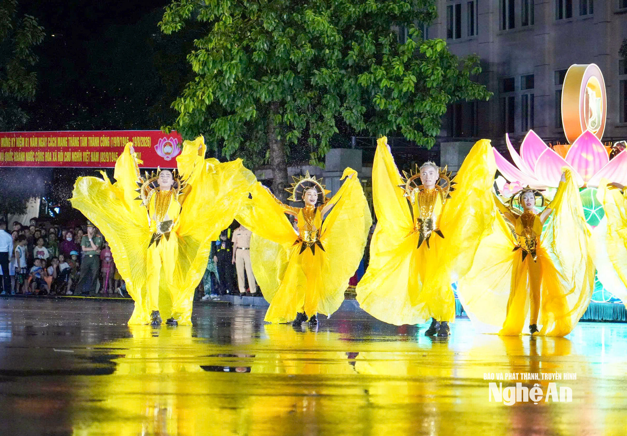 Trong màn mưa lất phất, tốp Hoa Hướng Dương vẫn hoàn thành phần trình diễn với sắc vàng rực rỡ, tạo điểm nhấn nổi bật trên mặt đường còn đẫm nước.