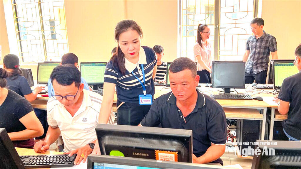 bà Nguyễn Thị Minh Tiến, Trưởng phòng Văn hóa xã Văn Kiều hướng dẫn ứng dụng CNTTT vào xử lý công việc cho cán bộ thôn bản. Ảnh CSCC