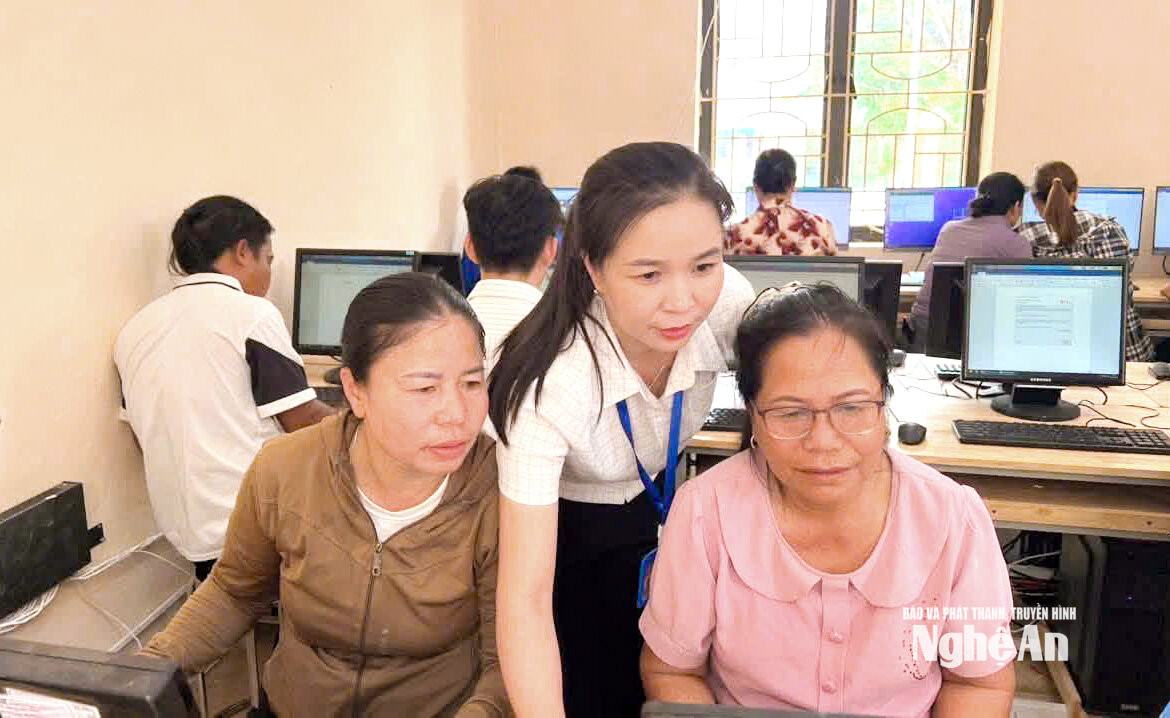 Bà Nguyễn Thị Minh Tiến, Trưởng phòng Văn hóa xã Văn Kiều hướng dẫn ứng dụng CNTTT vào xử lý công việc cho cán bộ thôn bản. Ảnh CSCC2