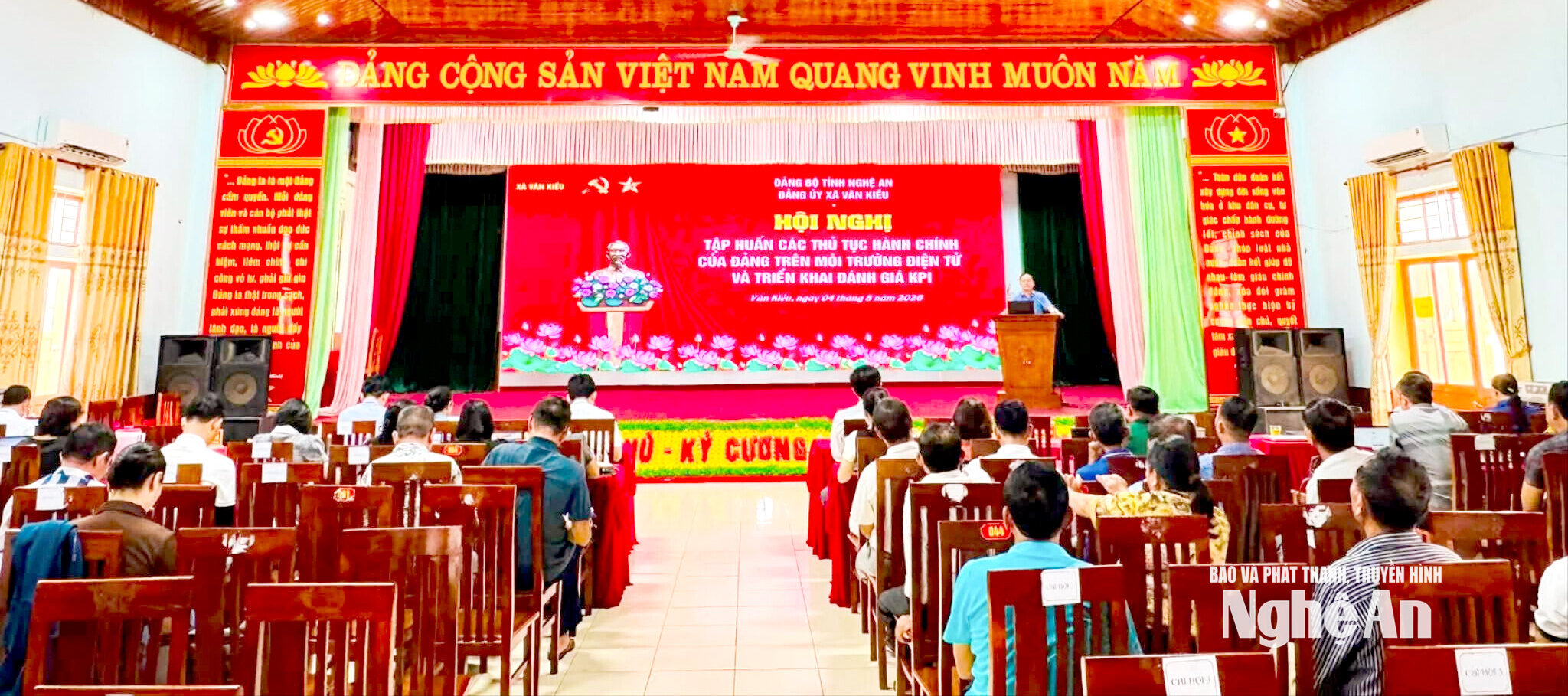 Ban Thường vụ Đảng ủy xã Văn Kiều tổ chức Hội nghị tập huấn thủ tục hành chính của Đảng trên môi trường điện tử và triển khai đánh giá KPI đối với cán bộ, công chức.