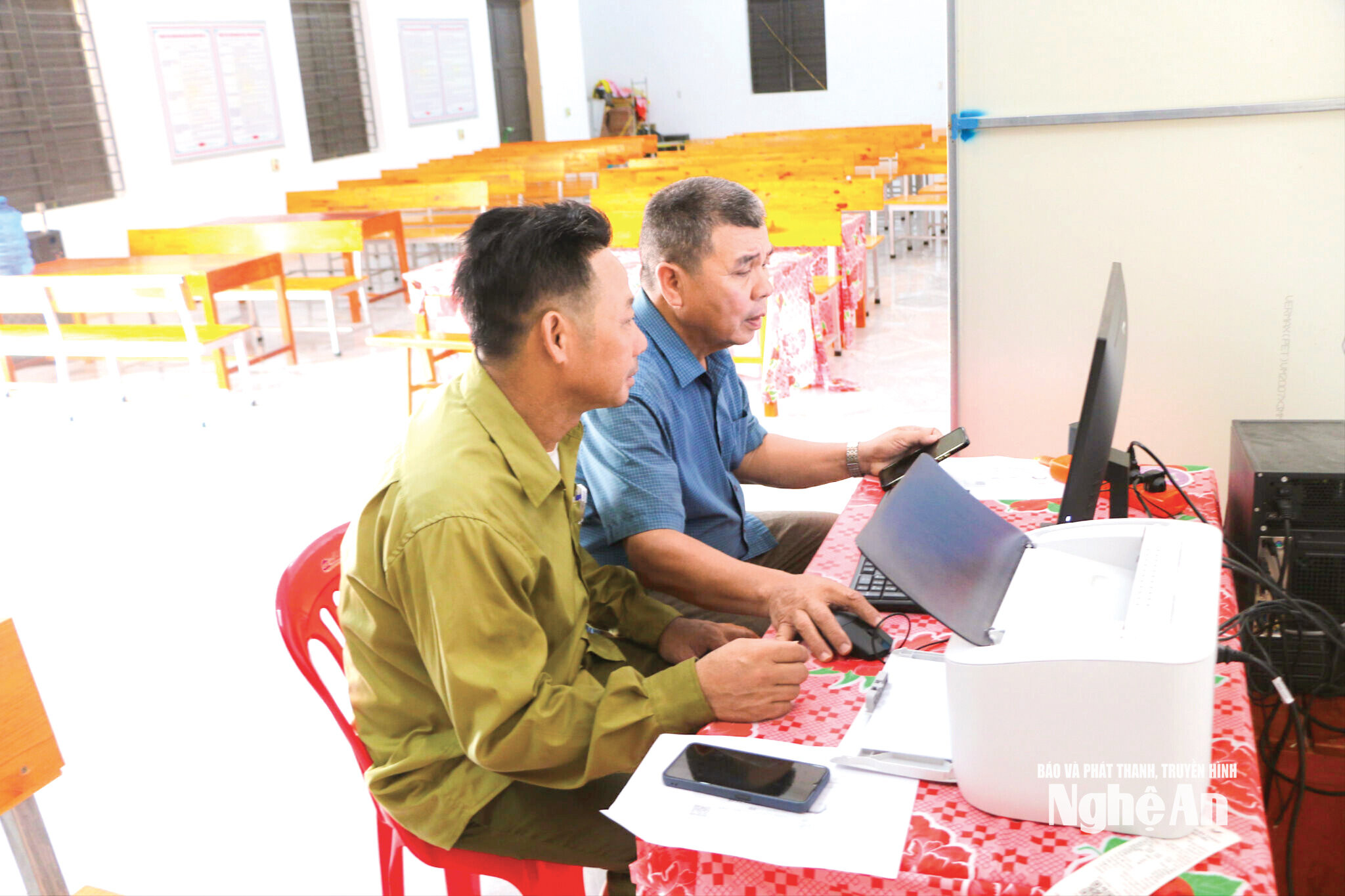 Bí thư và xóm trưởng xóm 14 xã Văn Kiều làm việc tại nhà văn hoá xóm. Ảnh KL