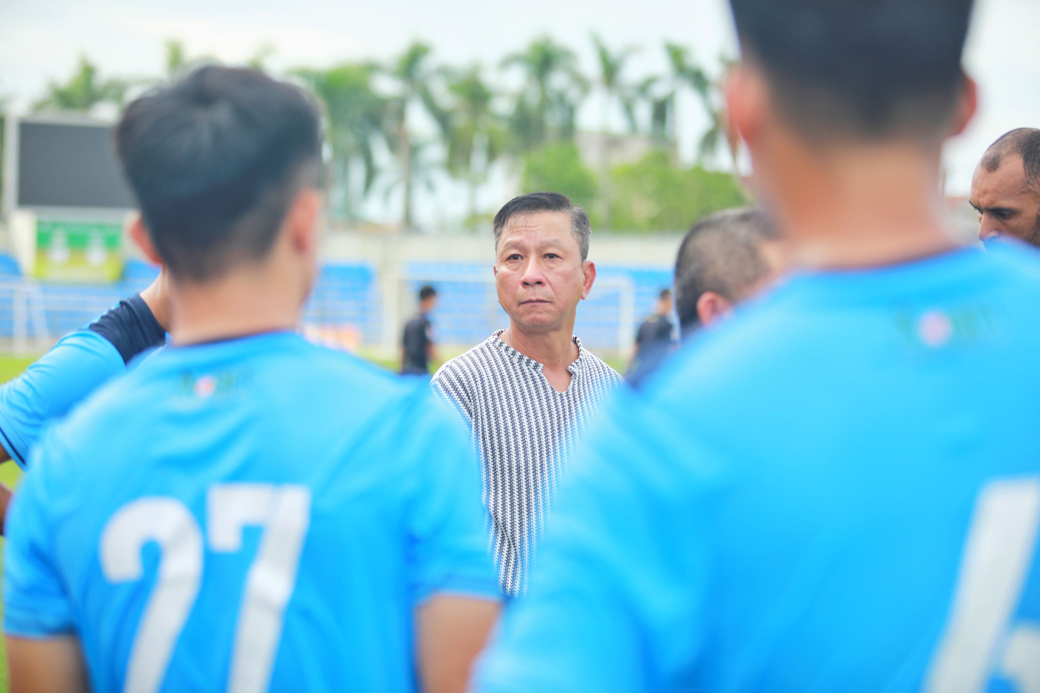 Huấn luyện viên Văn Sỹ Sơn chỉ đạo chiến thuật trong trận giao hữu trước thềm mùa giải mới. Ảnh: Đức Anh