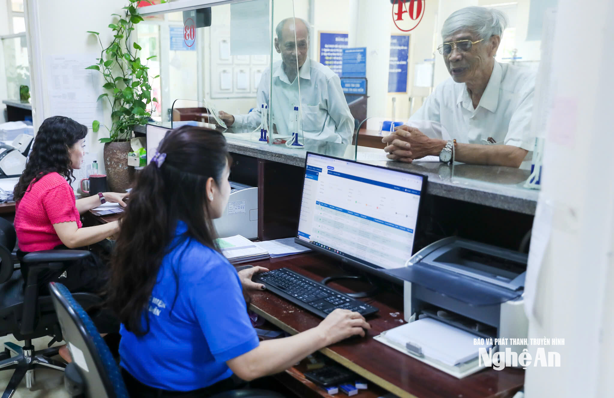 Người dân làm thủ tục BHXH, BHYT tại bộ phận 1 cửa của BHXH Nghệ An. Ảnh Đức Anh