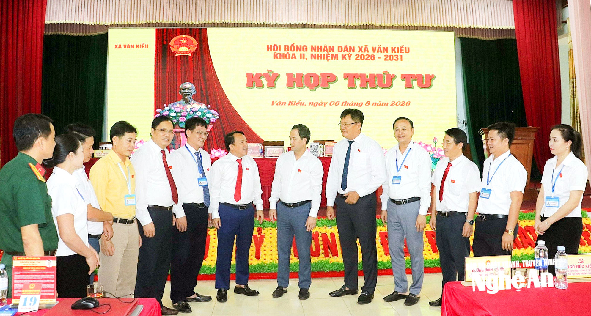 Các đại biểu trao đổi bên lề kỳ họp HĐND xã Văn Kiều. Ảnh PTT