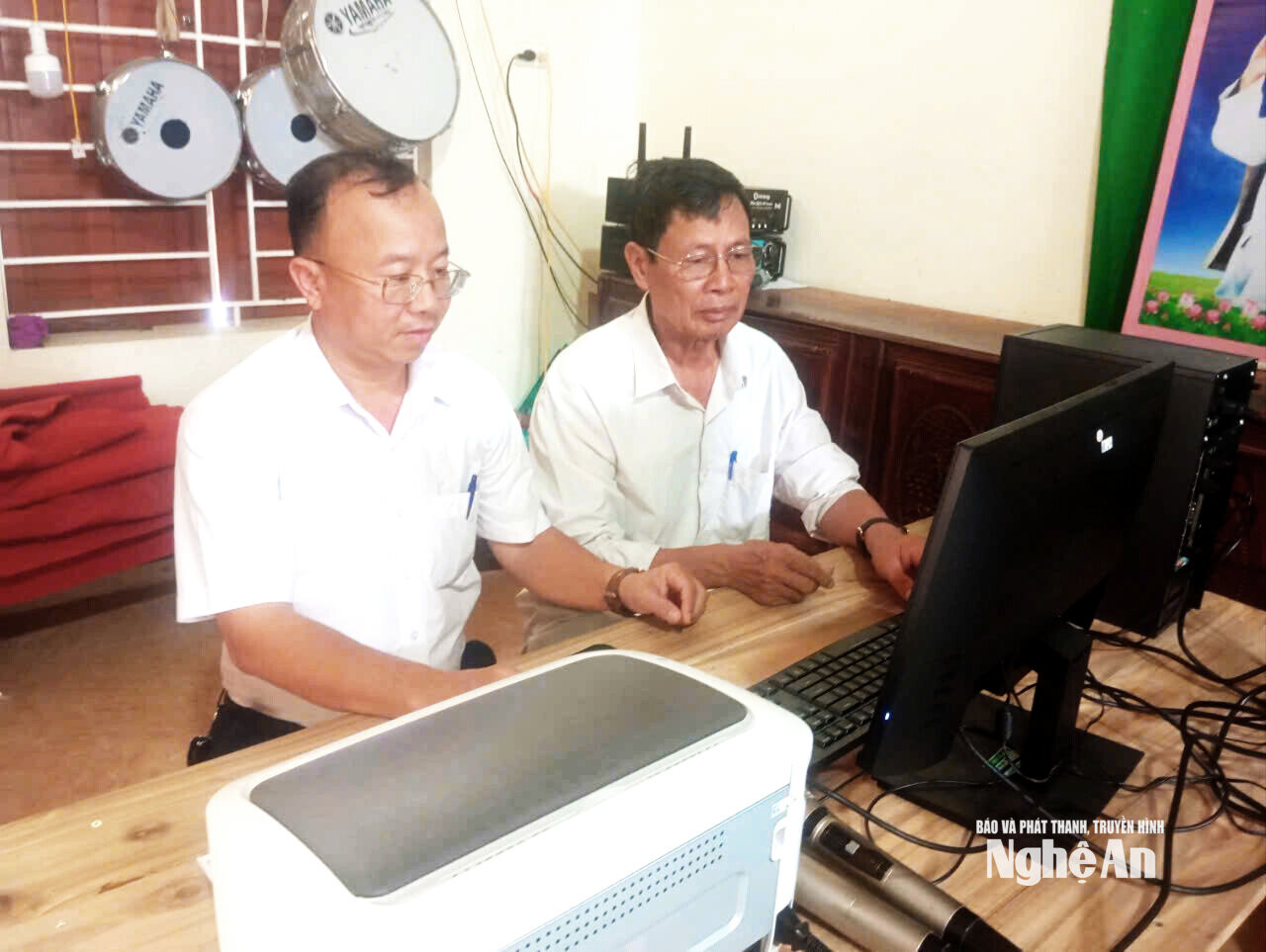 Cán bộ xã Văn Kiều hướng dẫn ứng dụng công nghệ thông tin cho cán bộ thôn xóm. Ảnh GH
