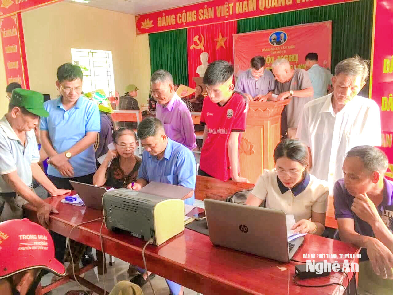 Đồng chí Chu Bá Long-Bí thư Đảng uỷ xã Văn Kiều ( áo xanh đứng) động viên các tổ rà soát, số hoá dữ liệu đất đai. Ảnh GH