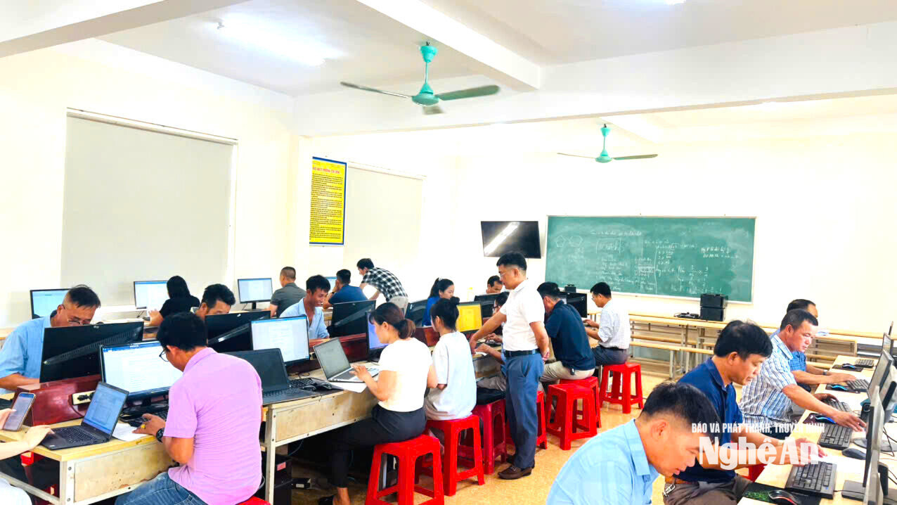 Giáo viên tin học trực tiếp cầm tay chỉ việc cho các lớp bình dân học vụ số. Ảnh GH