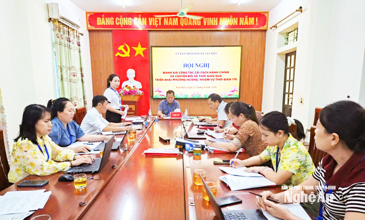 Lãnh đạo xã Văn Kiều đánh giá công tác chuyển đổi số và CCHC. Ảnh CSCC