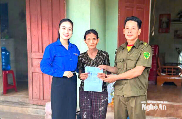 Ông Lê Đình Sỹ và Cán bộ đoàn xã trao hỗ trợ của nhà hảo tâm cho bà Hoàng Thị Kính để xoá nợ ngân hàng. Ảnh: CSCC
