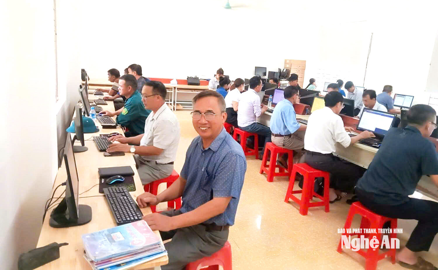 ong-nguyen-van-sy-tich-cuc-tham-gia-cac-lop-tap-huan-cntt-de-phuc-vu-cho-cong-viec.-anh-kl(1).jpg