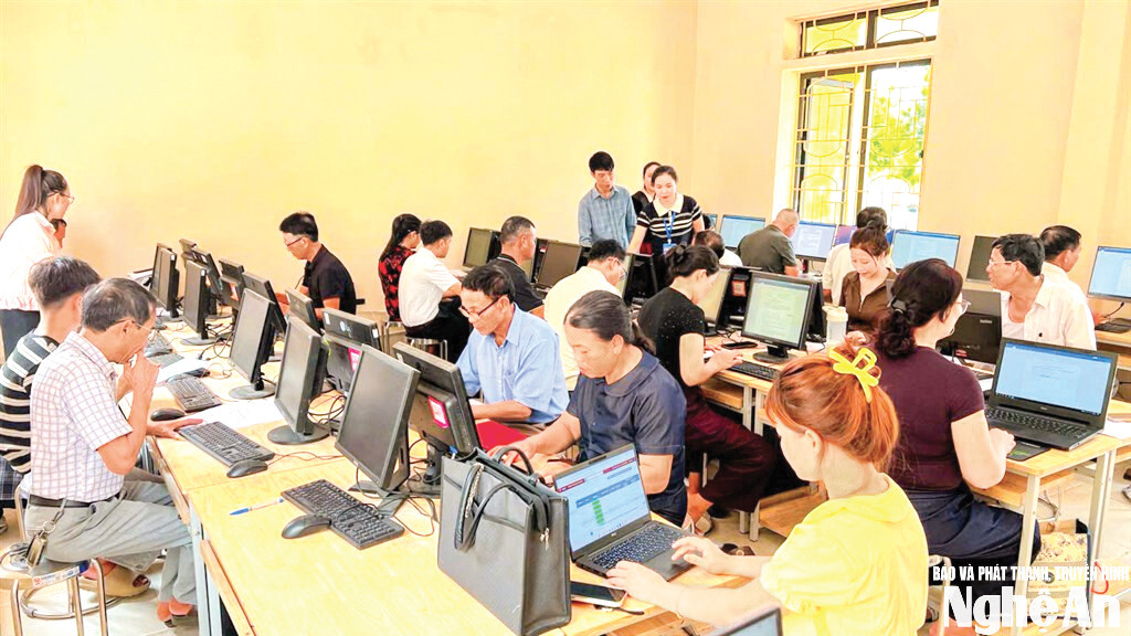 Phòng tin học của trường học được huy động là nơi tập huấn 'cầm tay chỉ việc' cho đội ngũ cán bộ thôn xóm bản và tổ công nghệ số cộng đồng. Ảnh CSCC