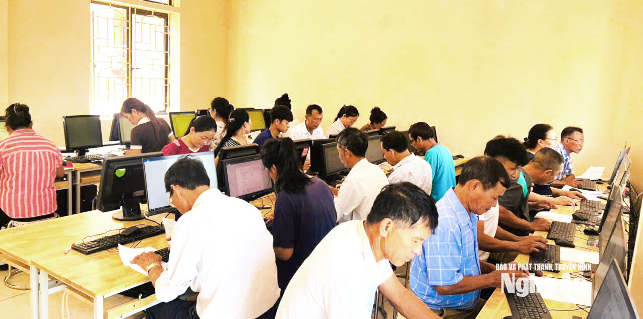 Thành viên tổ công nghệ số cộng đồng tham gia tập huấn. Ảnh GH