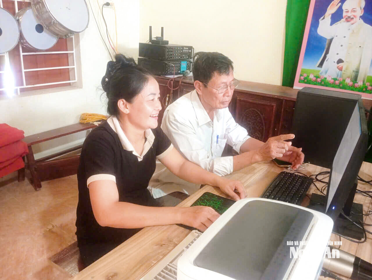 Xã Văn Kiều trang bị máy in, máy tính cho các thôn xóm. Ảnh GH