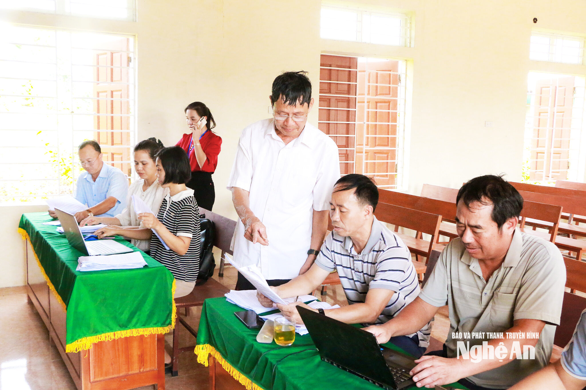Xóm trưởng xóm 5 Nguyễn Như Nhung ( áo trắng đứng) cùng các tổ công tác của xã rà soát, đối chiếu, chuẩn hóa dữ liệu đất đai. Ảnh KL