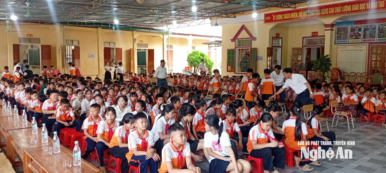 Một buổi sinh hoạt ngoại khoá của học sinh xã Thành Bình Thọ. Ảnh: CSCC