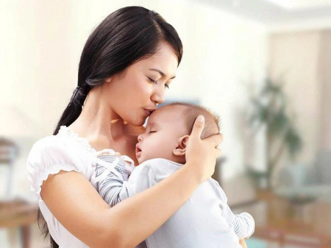 Lời ru của mẹ là âm thanh êm ái nhất đưa con vào giấc ngủ. Ảnh minh hoạ