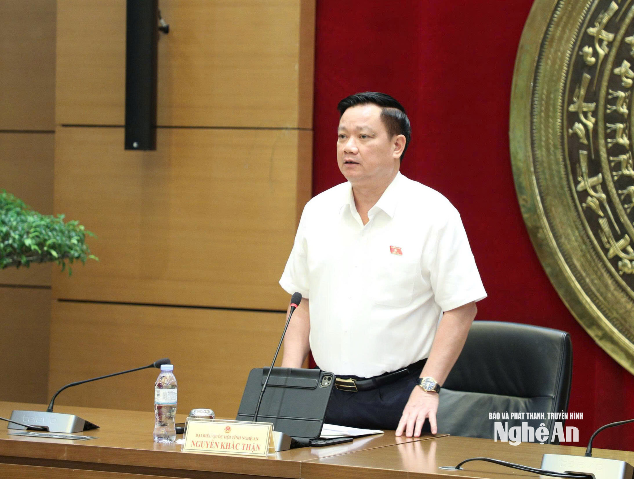 Đồng chí Nguyễn Khắc Thận - Ủy viên Trung ương Đảng, Bí thư Tỉnh ủy, Trưởng đoàn ĐBQH tỉnh định hướng nội dung thảo luận. Ảnh: Khánh Duy