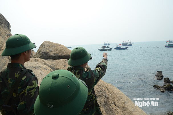 Bám sát mọi diễn biến của mục tiêu, tàu thuyền trên biển tại đảo Mắt. Ảnh tư liệu