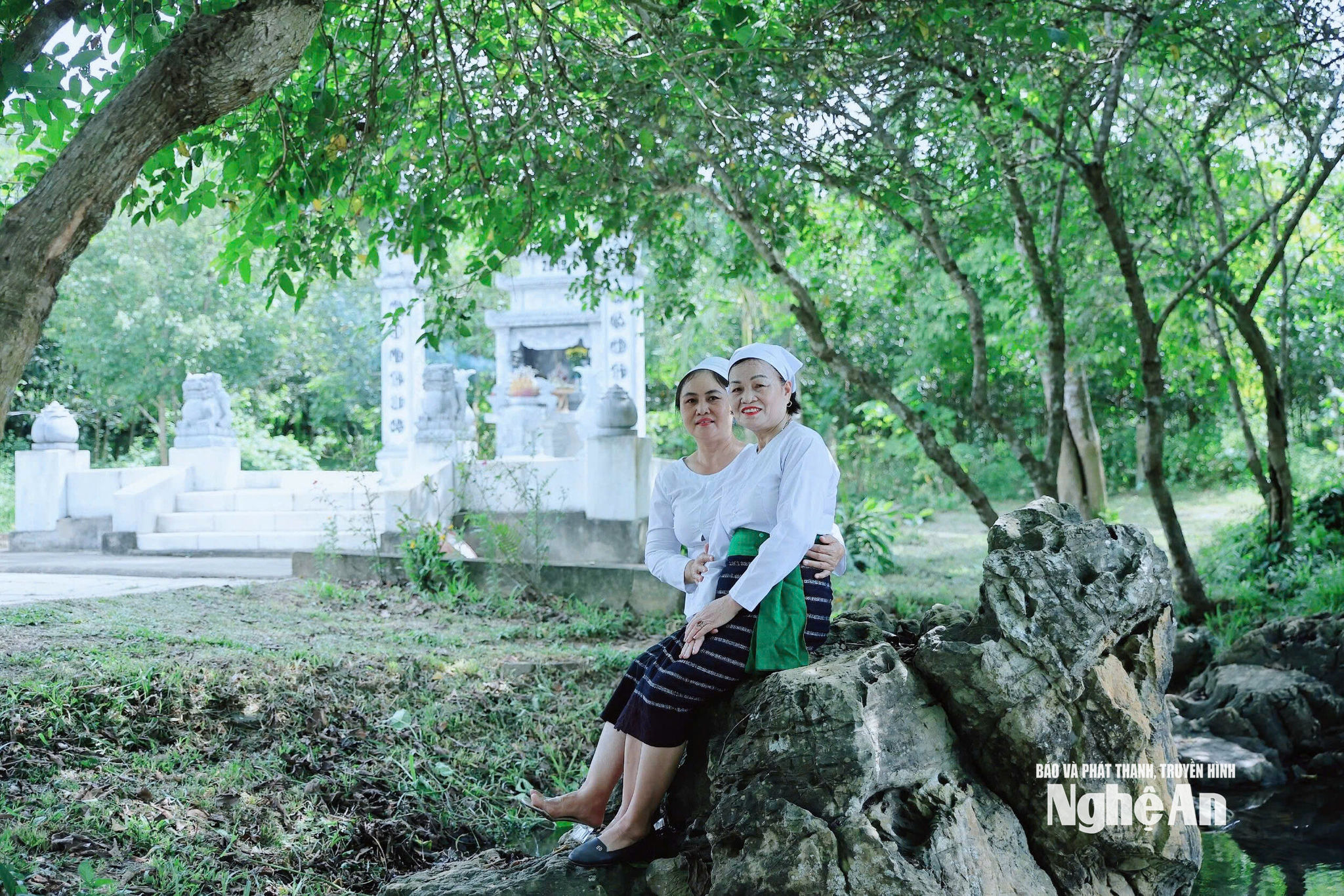 phụ nữ bên Mó nước