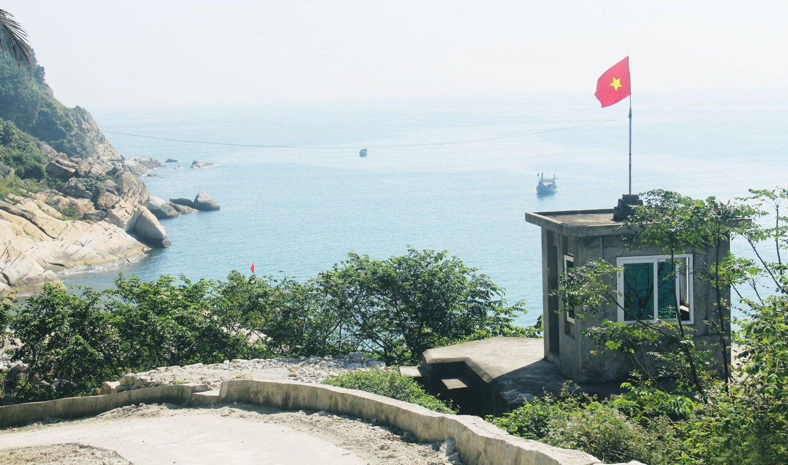 Cờ Tổ quốc tung bay giữa biển trời thiêng liêng củaTổ quốc.
