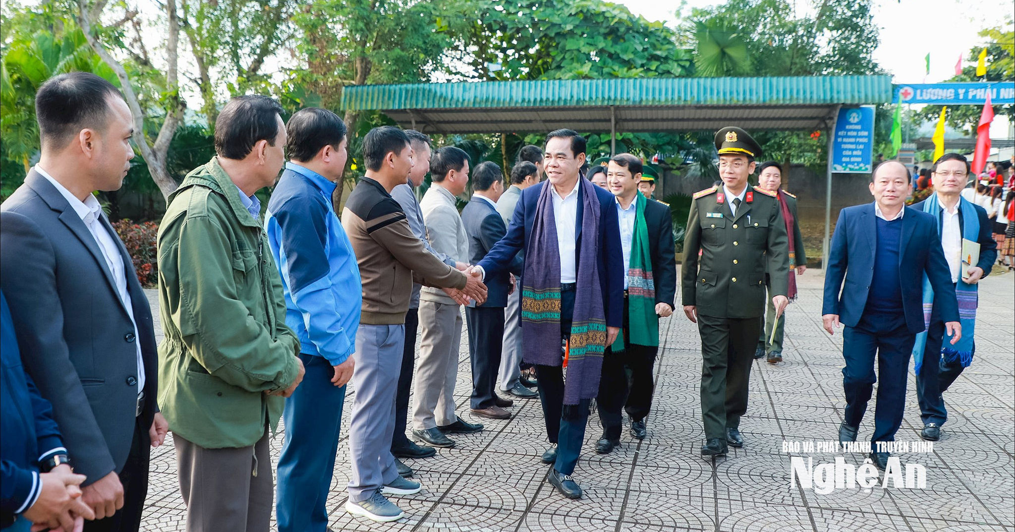 Đồng chí Võ Trọng Hải - Phó Bí thư Tỉnh ủy, Chủ tịch UBND tỉnh thăm hỏi, động viên cán bộ xã Châu Khê. Ảnh Thành Duy