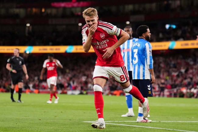 Martin Odegaard tỏa sáng ở tuyến giữa
