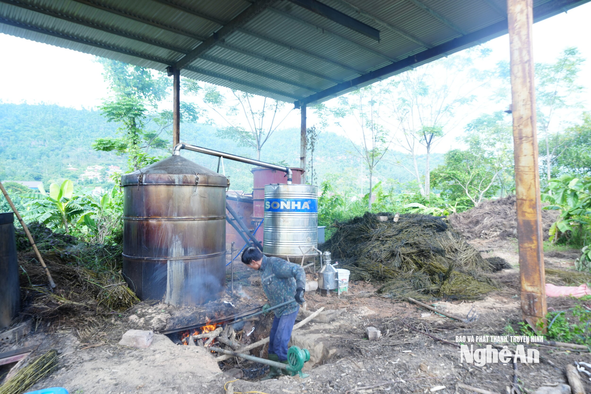 Lò sơ chế tinh dầu được đưa về chế biến ngay tại xóm Đại Đồng, xã Vạn An