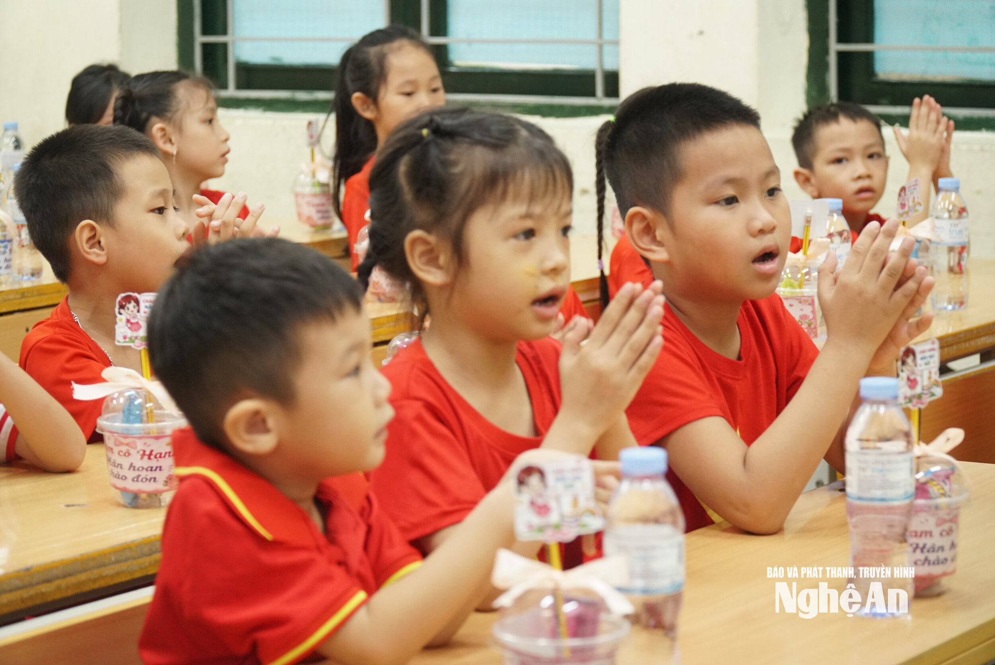 Háo hức nhất có lẽ là các cô bé, cậu bé lớp 1. Đón chào học sinh đầu cấp, 