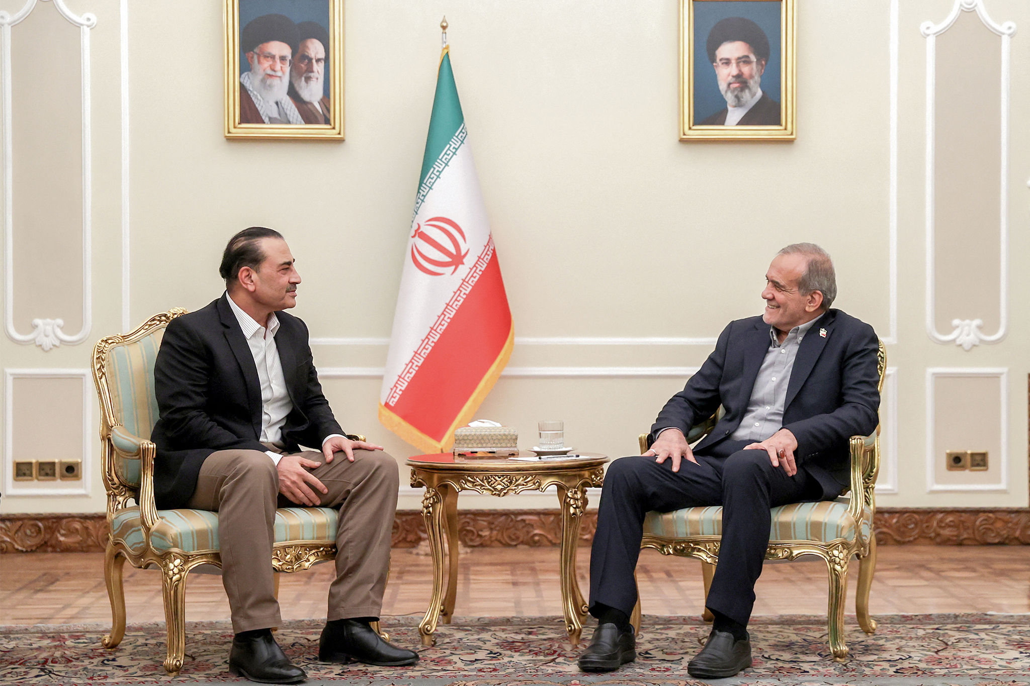 Tổng thống Iran (phải) tiếp Tư lệnh quân đội Pakistan tại Tehran ngày 24/8/2026. Ảnh: AFP